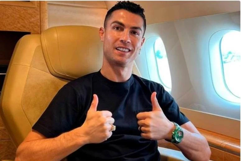 Ronaldo và chiếc đồng hồ trị giá 780 ngàn USD trên chuyến bay từ Qatar khi rời World Cup 2022 bằng máy bay riêng. Ảnh: S.S