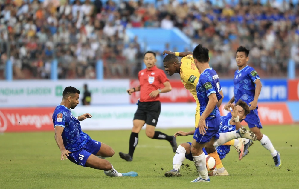 Trọng tài Ngô Duy Lân bắt chính trận Khánh Hòa và Thanh Hóa. Ảnh: ANH PHƯƠNG