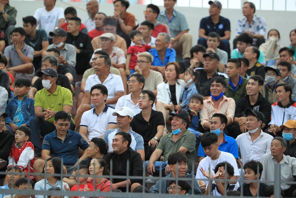 Khán giả đến sân đông nhưng khi đội bị dẫn 0-2 họ lại kéo về sớm. Ảnh: ANH PHƯƠNG