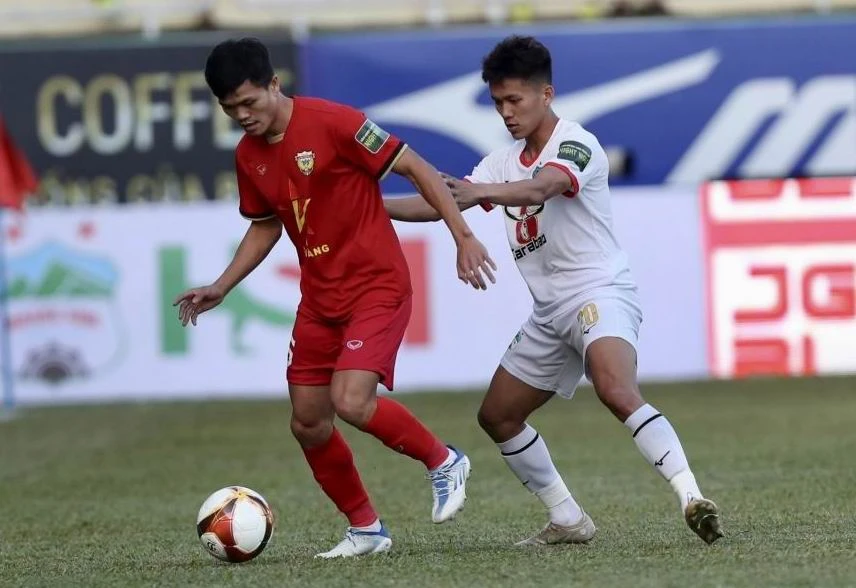 Trên ngực áo của HA Gia Lai (trắng) vẫn có nhãn hàng Carabao. Ảnh: VPF Trên ngực áo của HA Gia Lai (trắng) vẫn có nhãn hàng Carabao. Ảnh: VPF