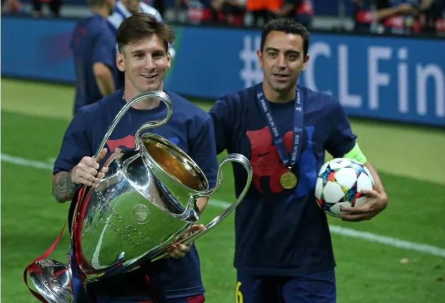 Xavi và Messi trong lần lên ngôi Champions League 2015. Ảnh: Getty