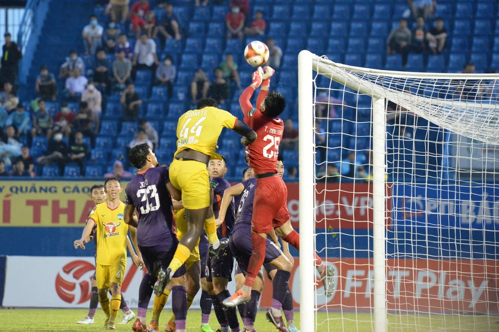 Thủ môn Minh Toàn của B. Bình Dương chơi một trận ấn tượng. Ảnh: ANH PHƯƠNG