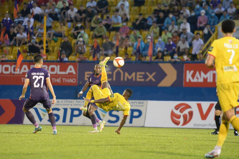 Chủ nhà B. Bình Dương suýt thua HA Gia Lai ảnh 3