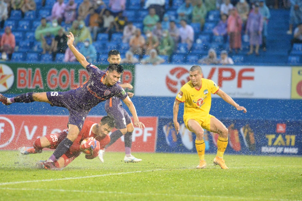 Đầu trận trên sân Bình Dương trời đổ mưa lớn. Ảnh: A.PHƯƠNG