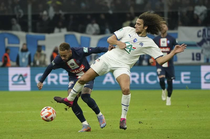 Hai ngôi sao Nam Mỹ của PSG bị các hậu vệ Marseille cắt đứt liên lạc. Donnarumma hai lần vào lưới nhặt bóng rồi PSG chia tay Cúp Pháp. Tuyển thủ Ukraine-Milanovski (trái) đóng đinh trận đấu bằng chiến thắng 2-1 cho Marseille phút 57. Neymar thất vọng. Marseille gặp PSG vốn được xem là "siêu kinh điển" song từ năm 2011, PSG được tỉ phú Al Khelaifi mua lại nên lực lượng hùng hậu, Marseille không có cửa thắng. Hai HLV Galtier và Tudor lao vào suýt ăn thua đủ sau trận đấu.