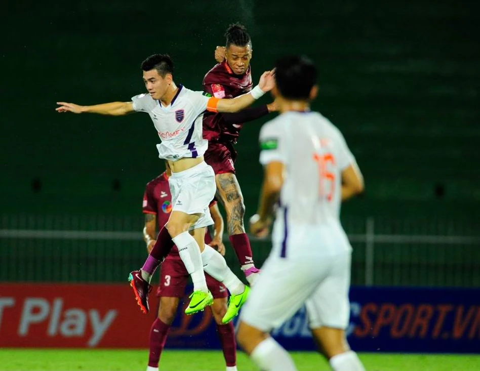 Đội trưởng, chân sút Tiến Linh chỉ có một pha dọn cỗ nhưng đồng đội không tận dụng được. Ảnh: ANH PHƯƠNG