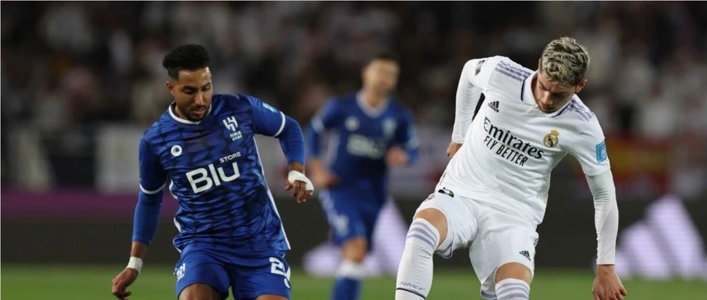 Cái thua của Al Hilal được mô tả là "tan vỡ con tim" của fan CLB TP Riyadh này. Ảnh: AFC Vẫn biết rằng Al Hilal chỉ là "chàng David" trước "Goliath" Real Madrid mà thôi. Ảnh: AFC Real Madrid làm chủ trận chung kết và kiểm soát bóng đến 70% và họ có bàn ở ngay phút 13. Ảnh: AFC Vinicius Jr, Valverde có cú đúp và Benzema có bàn còn lại trong chiến thắng 5-3 của đội bóng hoàng gia Tây Ban Nha. Ảnh: EPA Sự nỗ lực của Al Hilal tạo nên một trận đấu rất cống hiến, dù thua nhưng nhà vô địch châu Á ghi được ba bàn....không phải là chuyện đơn giản. Ảnh: AFC David Alaba chúc mừng bàn thắng của Valverde. Ảnh: AFP Lên ngôi vô địch FIFA Club World Cup, HLV Ancelotti "tăng điểm" trong cuộc chạy đua danh hiệu HLV xuất sắc nhất thế giới của FIFA cùng với đồng nghiệp Scaloni của Argentina và Pep Guardiola của Man City. Đánh bại Al Hilal và vô địch, Real Madrid lên ngôi giải này lần thứ tám. Ảnh: EPA