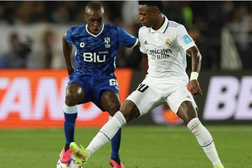 Sự nỗ lực của Al Hilal tạo nên một trận đấu rất cống hiến, dù thua nhưng nhà vô địch châu Á ghi được ba bàn....không phải là chuyện đơn giản. Ảnh: AFC David Alaba chúc mừng bàn thắng của Valverde. Ảnh: AFP Lên ngôi vô địch FIFA Club World Cup, HLV Ancelotti "tăng điểm" trong cuộc chạy đua danh hiệu HLV xuất sắc nhất thế giới của FIFA cùng với đồng nghiệp Scaloni của Argentina và Pep Guardiola của Man City. Đánh bại Al Hilal và vô địch, Real Madrid lên ngôi giải này lần thứ tám. Ảnh: EPA