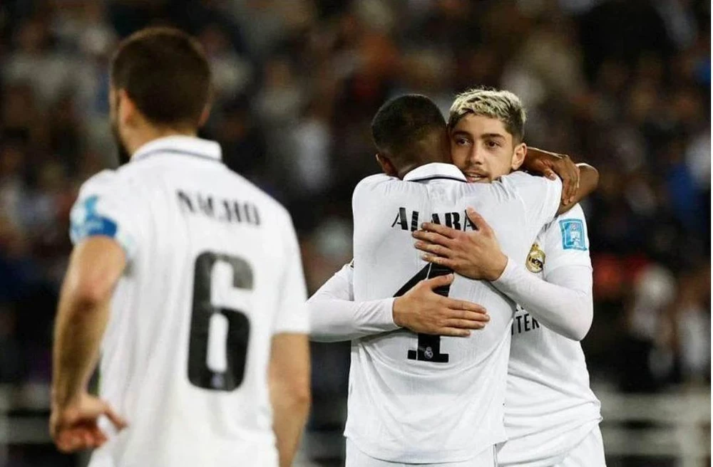David Alaba chúc mừng bàn thắng của Valverde. Ảnh: AFP Lên ngôi vô địch FIFA Club World Cup, HLV Ancelotti "tăng điểm" trong cuộc chạy đua danh hiệu HLV xuất sắc nhất thế giới của FIFA cùng với đồng nghiệp Scaloni của Argentina và Pep Guardiola của Man City. Đánh bại Al Hilal và vô địch, Real Madrid lên ngôi giải này lần thứ tám. Ảnh: EPA