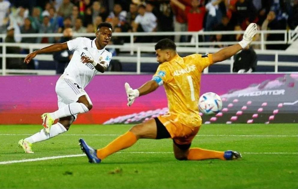 Tay săn bàn Vinicius Jr có cú đúp trong chiến thắng 5-3 ở chung kết FIFA Club World Cup 2022. Ảnh: AFP Cái thua của Al Hilal được mô tả là "tan vỡ con tim" của fan CLB TP Riyadh này. Ảnh: AFC Vẫn biết rằng Al Hilal chỉ là "chàng David" trước "Goliath" Real Madrid mà thôi. Ảnh: AFC Real Madrid làm chủ trận chung kết và kiểm soát bóng đến 70% và họ có bàn ở ngay phút 13. Ảnh: AFC Vinicius Jr, Valverde có cú đúp và Benzema có bàn còn lại trong chiến thắng 5-3 của đội bóng hoàng gia Tây Ban Nha. Ảnh: EPA Sự nỗ lực của Al Hilal tạo nên một trận đấu rất cống hiến, dù thua nhưng nhà vô địch châu Á ghi được ba bàn....không phải là chuyện đơn giản. Ảnh: AFC David Alaba chúc mừng bàn thắng của Valverde. Ảnh: AFP Lên ngôi vô địch FIFA Club World Cup, HLV Ancelotti "tăng điểm" trong cuộc chạy đua danh hiệu HLV xuất sắc nhất thế giới của FIFA cùng với đồng nghiệp Scaloni của Argentina và Pep Guardiola của Man City. Đánh bại Al Hilal và vô địch, Real Madrid lên ngôi giải này lần thứ tám. Ảnh: EPA