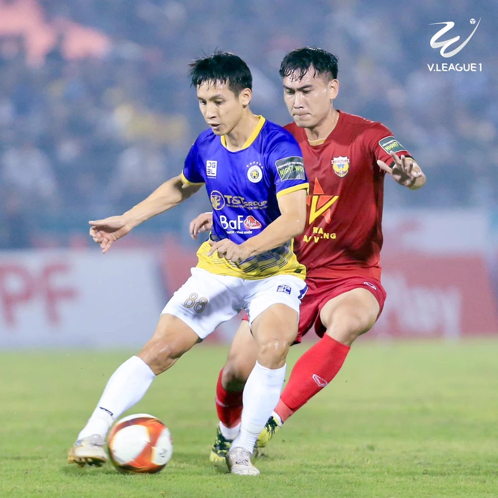 Hùng Dũng góp một bàn trong chiến thắng 3-2 của Hà Nội. Ảnh: VPF
