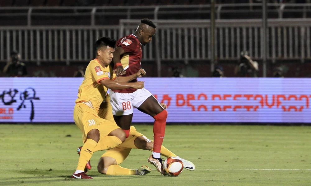 Mansaray thật khó trông đợi nhiều. Ảnh: ANH PHƯƠNG