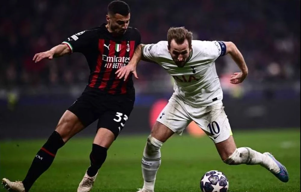 Tay săn bàn Harry Kane vùng vẫy trước các hậu vệ AC Milan ở San Siro. Tiền đạo Anh mà gặp hậu vệ Ý thì hay...tắt tiếng.