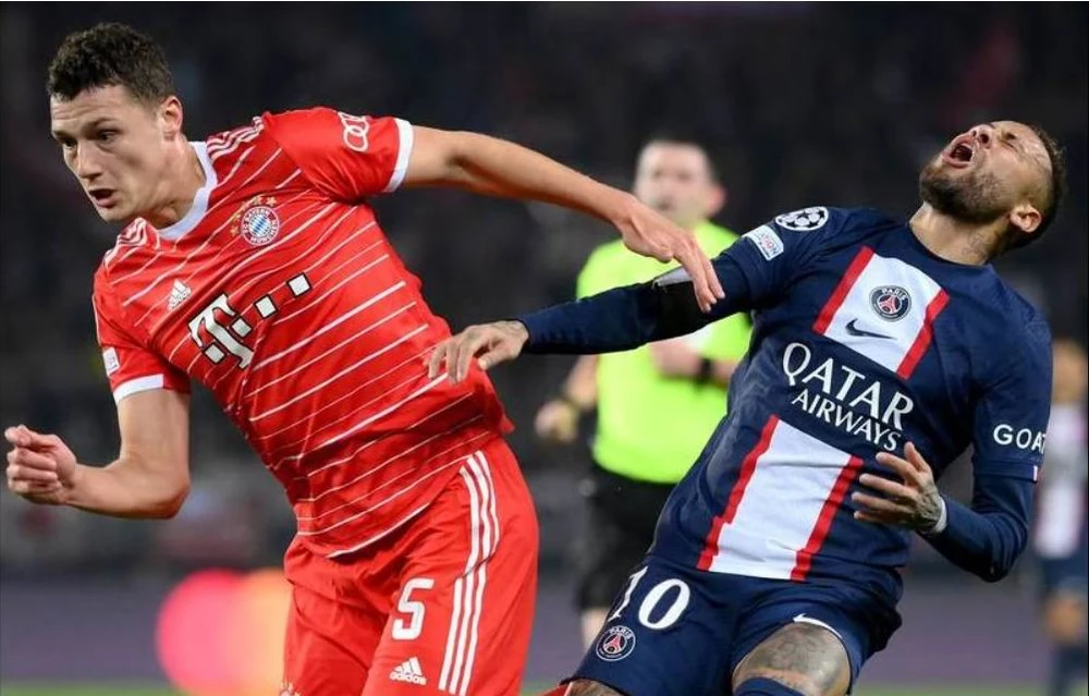 Neymar bị Pavard dùng tiểu xảo vả vào mặt. Pavard bị thẻ đỏ cuối trận.