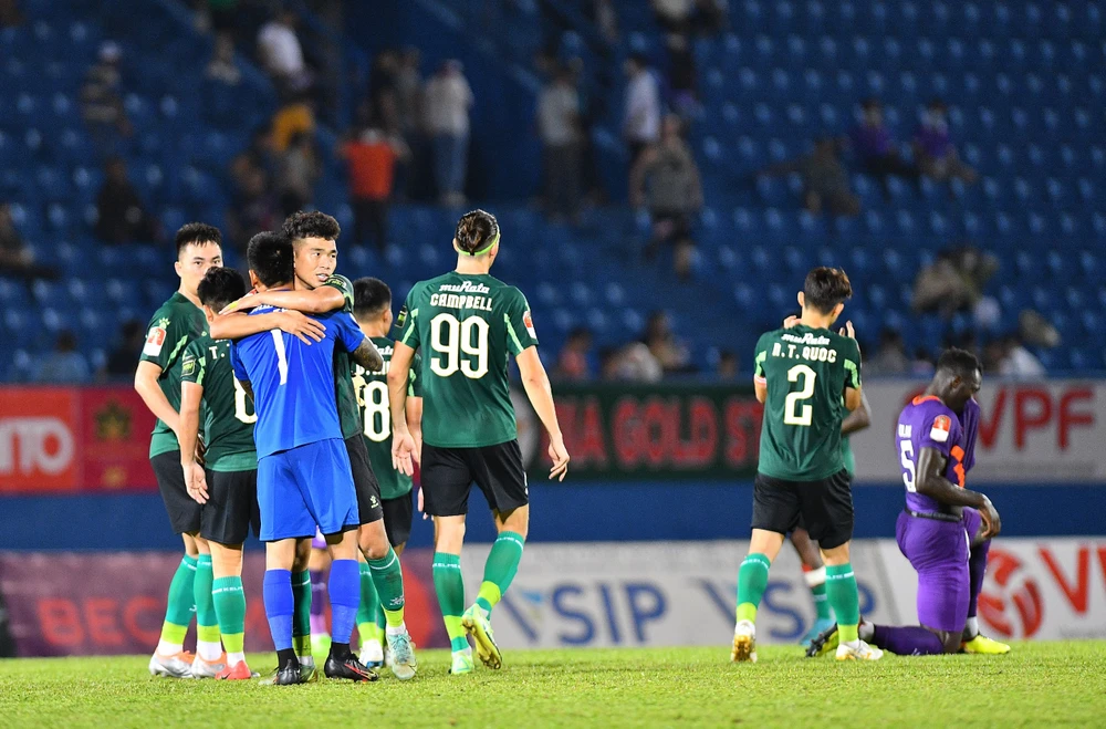 Thầy trò HLV Vũ Tiến Thành rời sân Bình Dương có trọn ba điểm. Ảnh: A.P