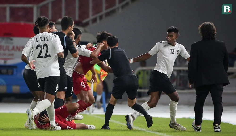 Đội khách U-20 Fiji (áo trắng) sang Indonesia làm "quân xanh" cho U-20 Indonesia và bị các cầu thủ Indonesia chơi cộc cằn, "chém đinh chặt sắt". Các cầu thủ Fiji trả đũa lại và trận đấu có đến 3 thẻ đỏ. Một trận giao hữu của hai đội bóng trẻ nhưng vượt quá tinh thần thể thao bởi cầu thủ Indonesia quen lối đá thô bạo và cứng rắn. Caraka của U-20 Indonesia bị thẻ đỏ. Một trận bóng đá...như một trận đánh võ. Indonesia thắng Fiji 2-0. U-20 Indonesia từng đá chung kết bảng với U-20 VN hồi vòng loại U-20 châu Á, VN dẫn trước 2-1 nhưng sau đó thua ngược 2-3. U-20 INdonesia dự vòng chung kết châu Á nằm ở bảng A, họ cũng là chủ nhà World Cup U-20 khai mạc vào ngày 20-5 tới.