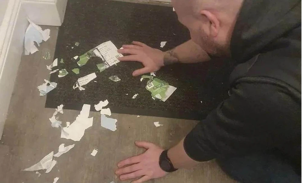 Alan Carling sốc với chiếc vé xem chung kết Carabao Cup giá 72 bảng bị Rudy cắn vụn. Ảnh: FB.