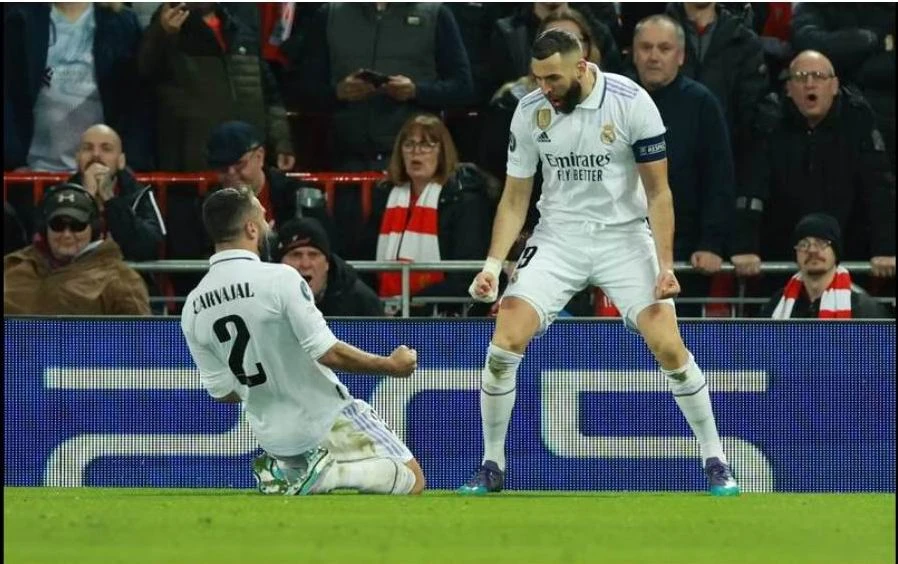 Benzema hoàn thành cú đúp vào các phút 55 và 67. Real thắng lượt đi 5-2 ngay tại Anfield, báo chí thế giới giật tít "Vua đã trở lại". Lượt về làm sao thầy trò Klopp ngược dòng ở Bernabeu? Những năm gần đây, Liverpool toàn thua Real những trận vỡ mặt, như chung kết Champions League 2018 tại Kiev, chung kết Champions League 2022 tại Paris...và lượt đi vòng 1/8 Champions League hiện nay. Real Madrid, "vua của những vị vua". Ngôi sao đơn lẻ ra đi không làm cho Real mất đi sức mạnh.