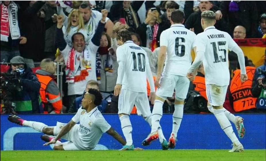 Real thắng lượt đi 5-2 ngay tại Anfield, báo chí thế giới giật tít "Vua đã trở lại". Lượt về làm sao thầy trò Klopp ngược dòng ở Bernabeu? Những năm gần đây, Liverpool toàn thua Real những trận vỡ mặt, như chung kết Champions League 2018 tại Kiev, chung kết Champions League 2022 tại Paris...và lượt đi vòng 1/8 Champions League hiện nay. Real Madrid, "vua của những vị vua". Ngôi sao đơn lẻ ra đi không làm cho Real mất đi sức mạnh.