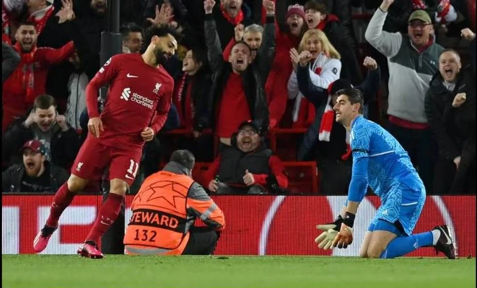 ...Rồi khi hiệp 1 đi được 1/3 thời gian thì "Pharaoh" Salah nhân đôi cách biệt ở phút 14. Cứ tưởng như Liverpool vùi dập nhà vô địch FIFA Club World Cup Real Madrid ngay tại Anfield... ...Nhưng không, Real Mardrid là "vua của những vị vua" Vinicius Jr đáp trả bằng cú đúp ở phút 21 và 36 gỡ hòa 2-2 cho Real Madrid. Ngay đầu hiệp 2, cụ thể phút 47, Eder Militao bắt đầu cuộc...ngược dòng bằng bàn thắng đưa Real dẫn 3-2. Virgil Van Dijk không tin vào mắt mình. ...Nhưng chưa dừng lại tại đó, Real thể hiện bản chất "nhà vua" với cú đúp của Benzema nữa. Benzema hoàn thành cú đúp vào các phút 55 và 67. Real thắng lượt đi 5-2 ngay tại Anfield, báo chí thế giới giật tít "Vua đã trở lại". Lượt về làm sao thầy trò Klopp ngược dòng ở Bernabeu? Những năm gần đây, Liverpool toàn thua Real những trận vỡ mặt, như chung kết Champions League 2018 tại Kiev, chung kết Champions League 2022 tại Paris...và lượt đi vòng 1/8 Champions League hiện nay. Real Madrid, "vua của những vị vua". Ngôi sao đơn lẻ ra đi không làm cho Real mất đi sức mạnh.