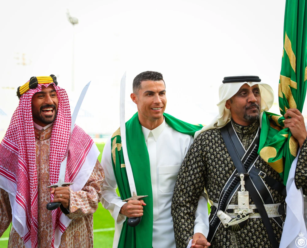 Những nghi lễ truyền thống của ngày tạo quỹ 22-2 hàng năm ở Saudi Arabia. Bà Dolores, mẹ của Ronaldo và cháu nội Ronaldo Junior. Cháu nội bà Dolores cũng mặc áo theo phong cách đạo Hồi. Ronaldo tiếp tục tỏa sáng có mặt trong đội hình tiêu biểu vòng 17. Al Nassr vẫn duy trì ngôi đầu bảng với 40 điểm. Phía sau hai đối thủ cùng điểm là Al Attihad và Al Shabab cùng 40 điểm. Cuộc cạnh tranh ngôi vô địch của Ronaldo và Al Nassr rất khốc liệt.