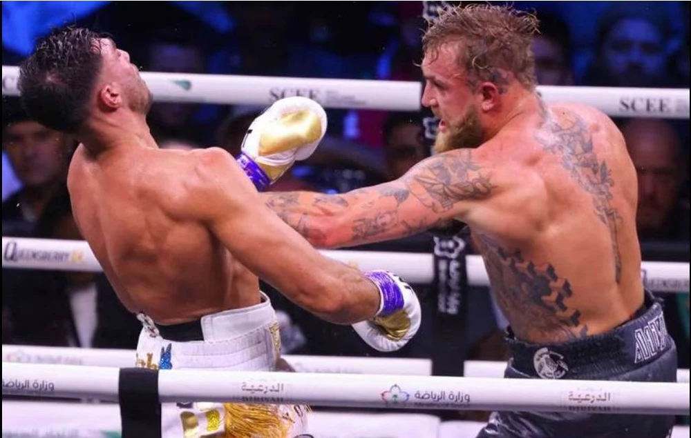 Nhiều lúc Jake Paul cũng phản đòn rất ác liệt khiến Tommy Tyson loạng choạng. Ảnh: AFP Hai trọng tài lần lượt cho điểm 76-73 và 75-74 nghiêng về tay đấm Anh Tommy Tyson. Ảnh: AFP Và Tommy Tyson đã đoạt đai WBC hạng bán nặng. Ảnh: AFP