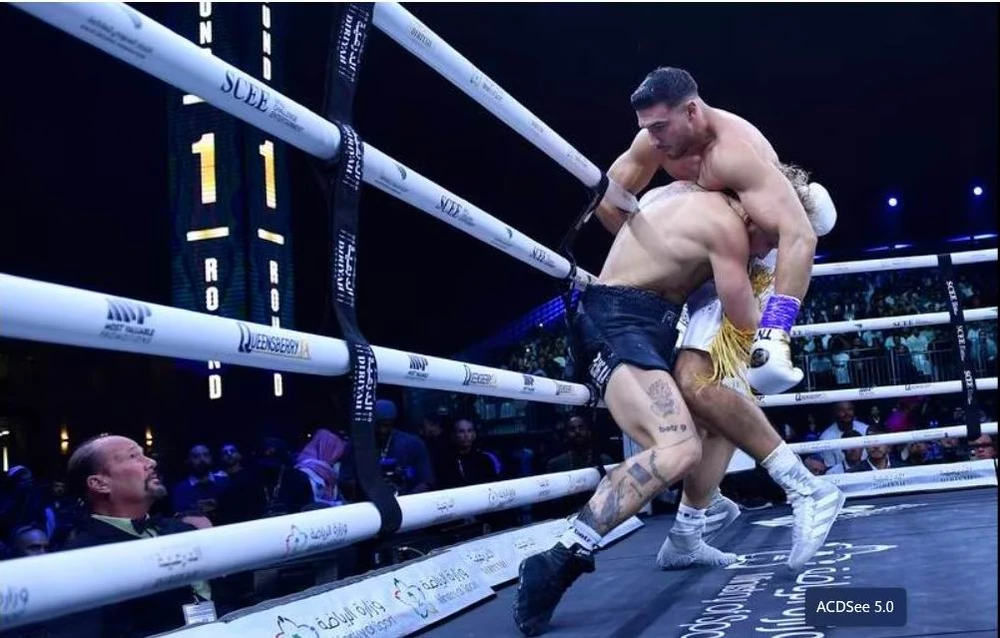 Nhiều thời điểm tay võ sĩ kiêm tài tử và Youtuber Jake Paul phải dúi đầu vào nách đối phương để né đòn. Ảnh: AFP Nhiều lúc Jake Paul cũng phản đòn rất ác liệt khiến Tommy Tyson loạng choạng. Ảnh: AFP Hai trọng tài lần lượt cho điểm 76-73 và 75-74 nghiêng về tay đấm Anh Tommy Tyson. Ảnh: AFP Và Tommy Tyson đã đoạt đai WBC hạng bán nặng. Ảnh: AFP