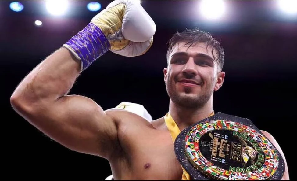 Và Tommy Tyson đã đoạt đai WBC hạng bán nặng. Ảnh: AFP