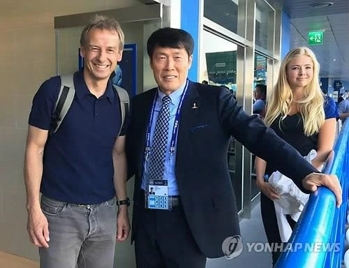 HLV J.Klinsmann và huyền thoại bóng đá Hàn Quốc Cha Bum-kun. Ảnh: Yonhap.