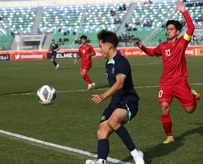 Đội trưởng Khuất Văn Khang của U-20 VN trong pha chạm trán với cầu thủ Úc. Ảnh: H.P