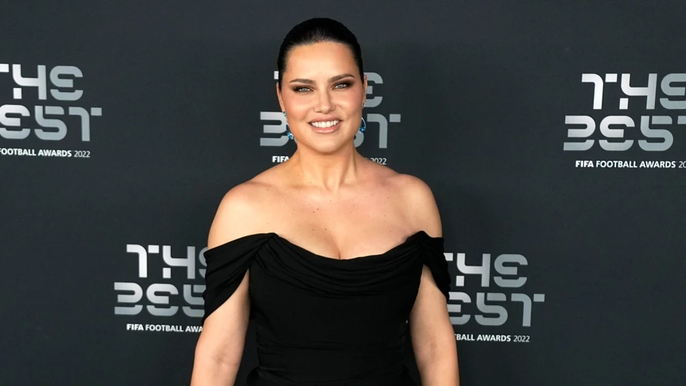 FIFA chọn đại sứ có thân hình...đồ sộ, bà Moya Dodd cho đó là việc đi ngược của FIFA. Ảnh: Getty