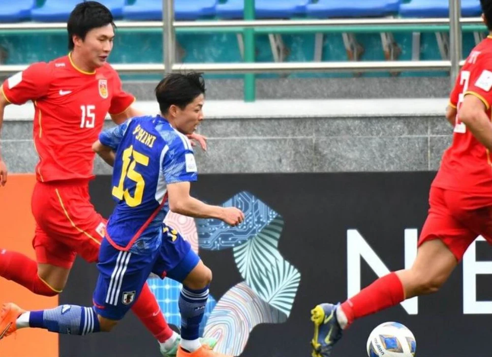 Sau giờ nghỉ giải lao giữa trận, Nhật (xanh) chơi khác hẳn hiệp một. Ảnh: AFC