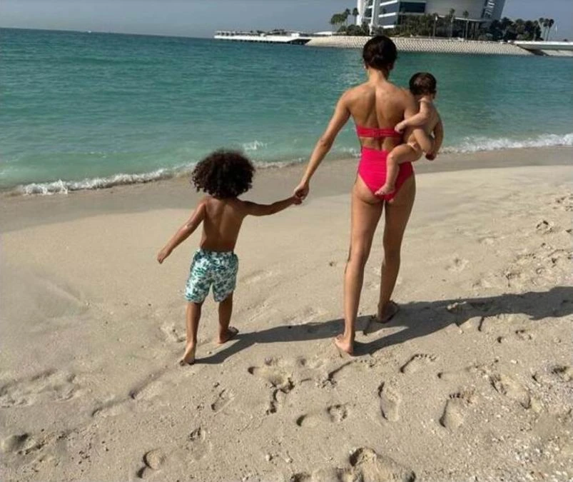 Khi vợ và hai con đi du lịch ở Dubai thì ở nhà Hakimi dẫn gái về và dính bẫy. Ảnh: K.T