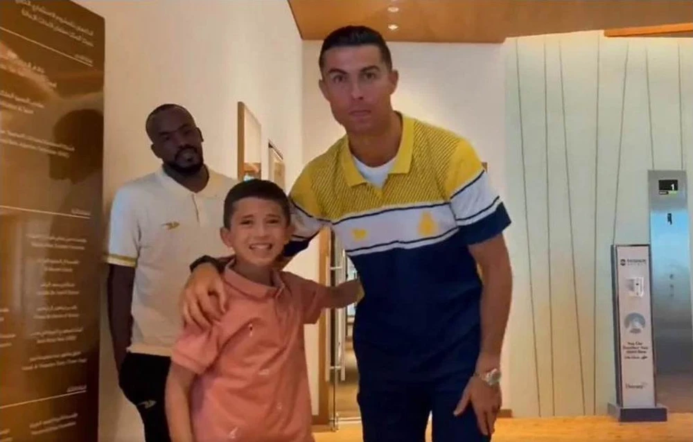 Bé Nabil Saeed, người Syria có bố qua đời ở trận động đất vừa qua, được CLB Al Nassr mời sang Riyadh xem Ronaldo thi đấu và gặp trực tiếp thần tượng. Ảnh: K.T