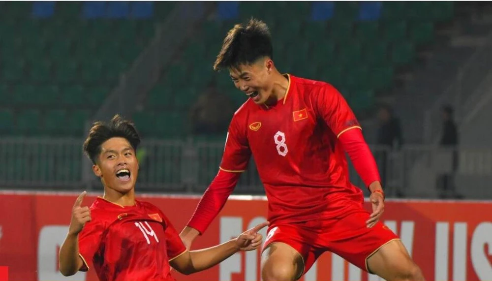 Văn Trường ăn mừng bàn thắng cuối trận giúp VN thắng 2-1. Ảnh: AFC