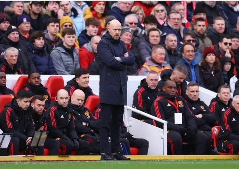 Bảng điện tử "nhảy múa" kết quả trên sân Anfield khiến HLV Ten Hag...á khẩu. Ảnh: Getty