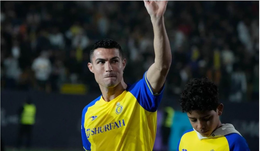 Ngoài việc ký áo để bán đấu giá, Ronaldo còn bỏ ra tiền túi thực hiện chuyến cứu trợ lớn. Ảnh: Al Nassr