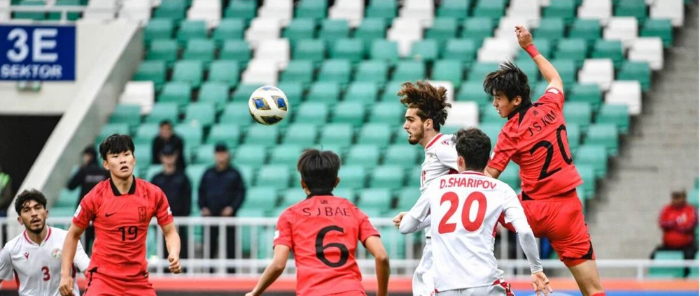 Tajikistan chơi thứ bóng đá rất nặng va chạm làm Hàn Quốc bối rối. Ảnh: AFC