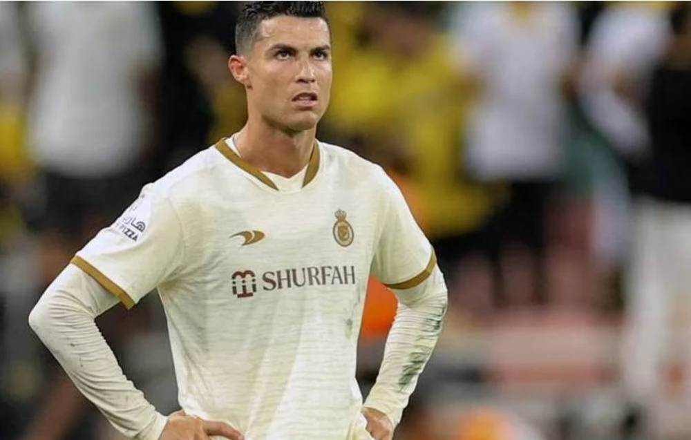 Ronaldo thất vọng trong trận thua Al Ittihad và mất ngôi đầu. Ảnh: AFP Ronaldo thất vọng trong trận thua Al Ittihad và mất ngôi đầu. Ảnh: AFP