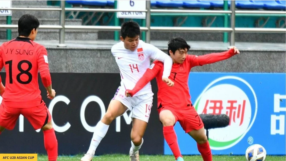 "Cánh chim lạ" Mutellip Iminqari (14), người Duy Ngô Nhĩ mở bàn cho Trung Quốc ở phút 48 với pha dứt điểm rất tinh tế. Ảnh: AFC