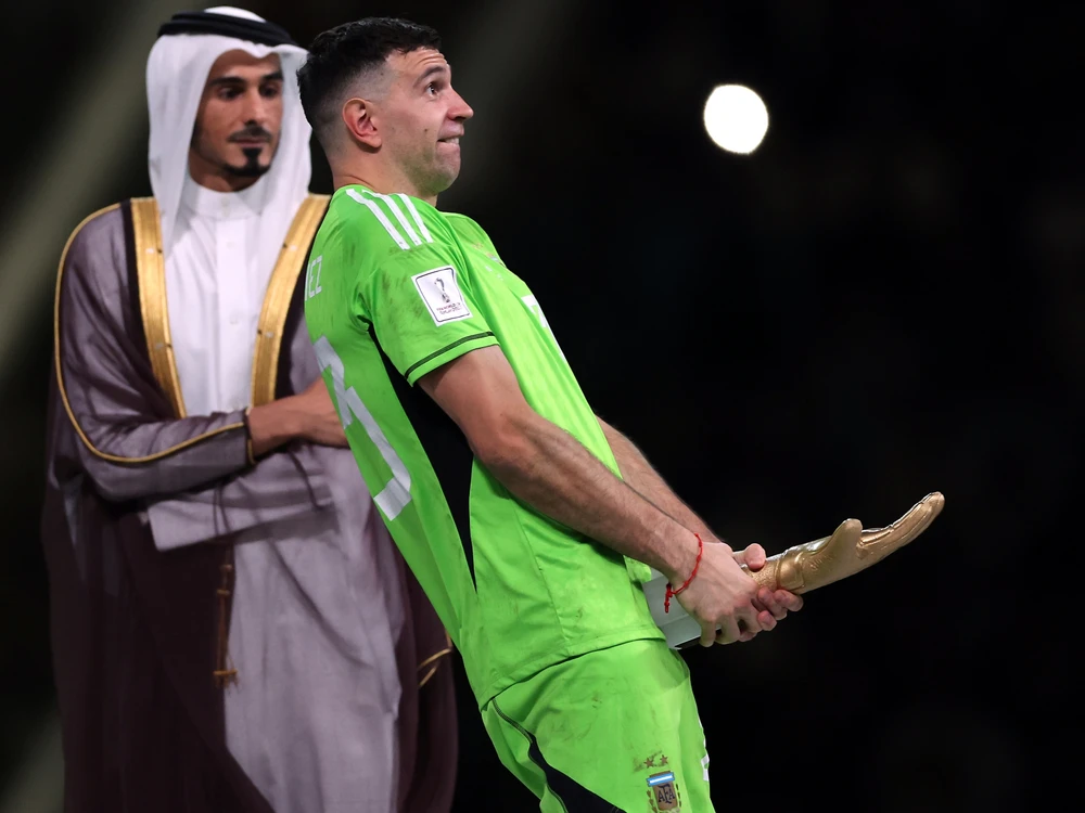 Thủ môn Emiliano Martinez có một số hành động quá đà ở lễ bế mạc World Cup 2022. Anh lấy danh hiệu thủ môn xuất sắc nhất giải đưa vào chỗ nhạy cảm. Ảnh: Getty