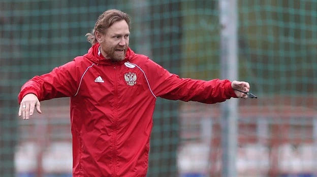 HLV V. Karpin vừa nhận lệnh đội tuyển tập trung vào tháng 6 để đá giải Vô địch các quốc gia Trung Á. Ảnh: S.E HLV V. Karpin vừa nhận lệnh đội tuyển tập trung vào tháng 6 để đá giải Vô địch các quốc gia Trung Á. Ảnh: S.E