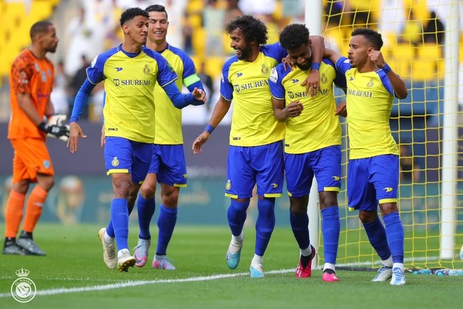 Ronaldo chia vui bàn thắng cùng đội Al Nassr trong trận thắng Abha 3-1 ở tứ kết King's Cup. Ảnh: AFP
