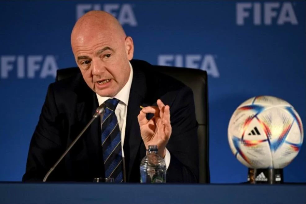 Khi ngồi ghế Chủ tịch FIFA, ông Gianni Infantino rất thích đi nhiều để tìm hiểu và nắm bắt tình hình bóng đá trên toàn thế giới, nhất là các vùng trũng. Ảnh: Getty