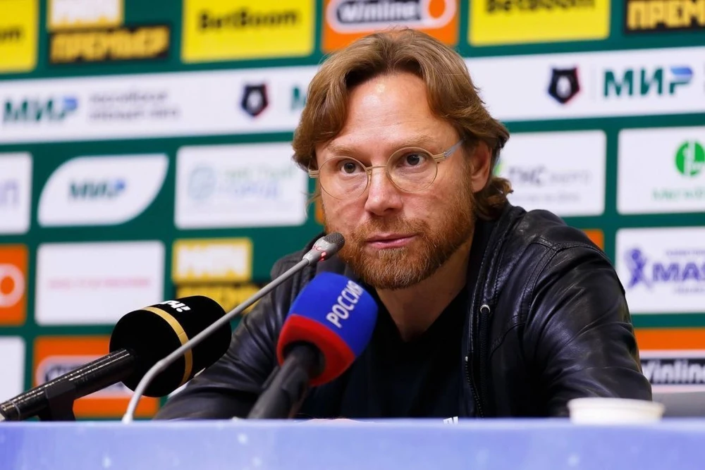 HLV Karpin đang làm kiêm nhiệm, là HLV trưởng của CLB Rostov và tuyển Nga. Ảnh: S.E HLV Karpin đang làm kiêm nhiệm, là HLV trưởng của CLB Rostov và tuyển Nga. Ảnh: S.E