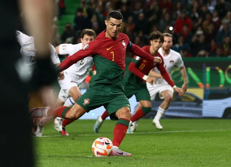 Cú đúp của Ronaldo có bàn từ chấm 11m. Ảnh: Reuters