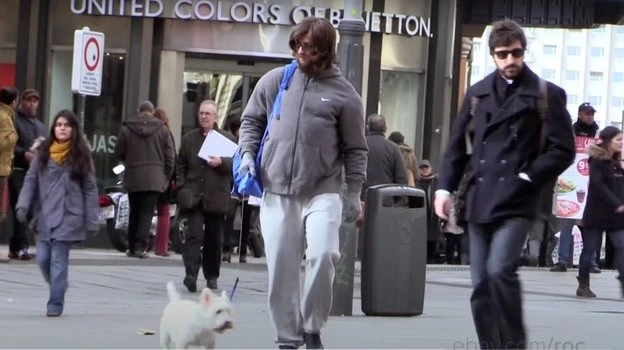 "Ông già Ronaldo" mang túi ra quảng trường Plaza Del Kali mà chẳng một ai phát hiện ra đó là siêu sao của Real Madrid. Ảnh: Trích clip.