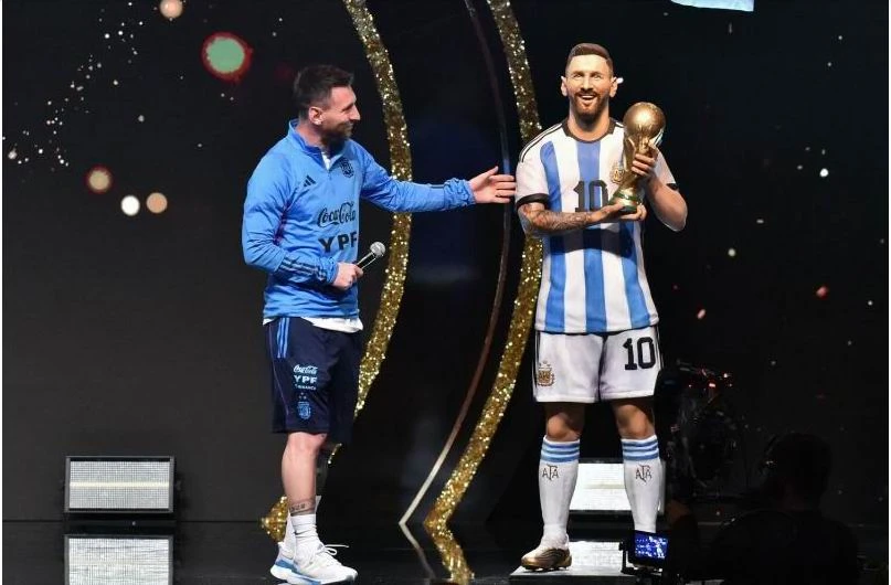 Messi trông có vẻ thích thú với "hình bóng" của mình đặt ở nơi trang trọng, trụ sở LĐBĐ Nam Mỹ ở Luque, Paraguay. Ảnh: AFP