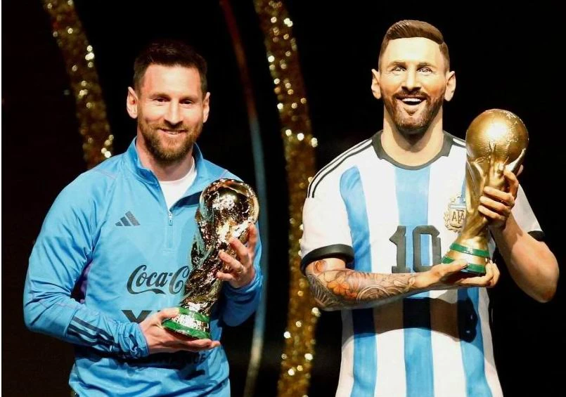 Bức tượng tại trụ sở LĐBĐ Nam Mỹ có tỉ lệ nhỉn hơn Messi thật một chút. Ảnh: Reuters