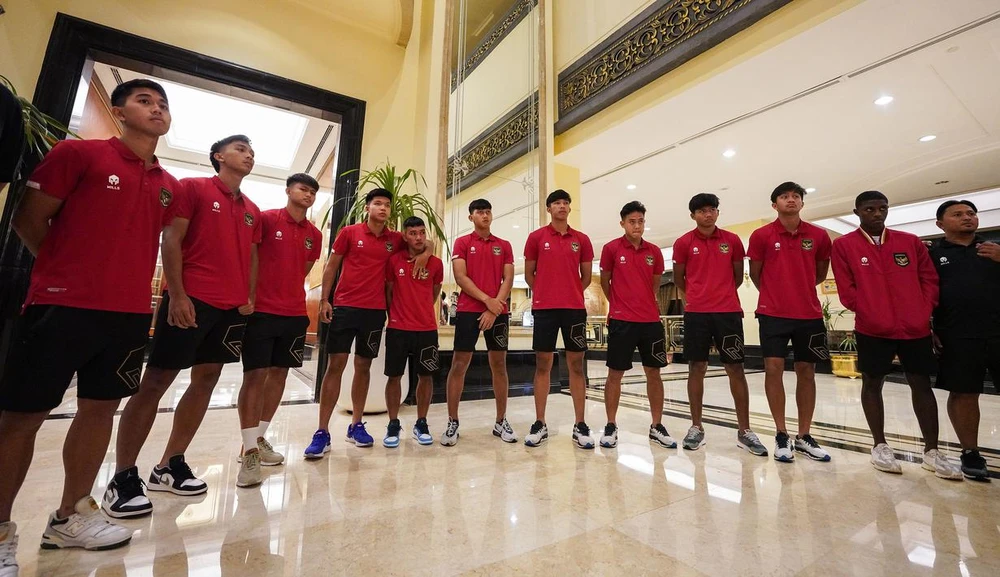 Từ sự lạc quan và phấn khích dự World Cup U-20 với tư cách chủ nhà...nay tan biến, U-20 Indonesia cũng chẳng có vé dự World Cup U-20 khi giải đấu được tổ chức ở Indonesia bị tước và chuyển sang nước khác. Bao năm qua thầy trò HLV Shin Tae-yong ấp ủ và nỗ lực. Ban trợ lý của HLV Shin Tae-yong buồn bã nghe thông báo chính thức World Cup U-20 "over" với Indonesia. Tại khách sạn ở Jakarta nơi U-20 Indonesia đóng quân, toàn đội đứng vòng tròn ở đại sảnh nghe quyết định buồn...khi FIFA chính thức tước quyền đăng cai.